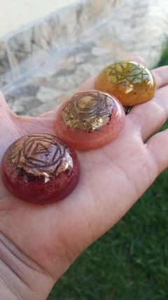 Kit de orgonites 7 chakras com símbolos em baixo relevo 3,7cm