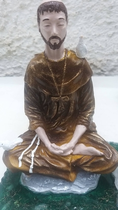 São Francisco meditando 20cm sobre base de orgonite - Orgonites e loja de artigos esotéricos