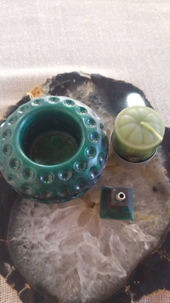 Kit Vasinho de orgonite multiuso 8cm + mini incensário + vela aromática - quartzo verde na internet