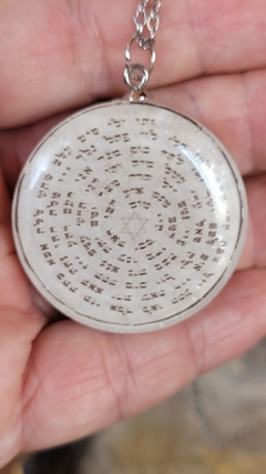 Pingente de orgonite redonda 72 nomes de Deus - selenita - 3,5cm - comprar online