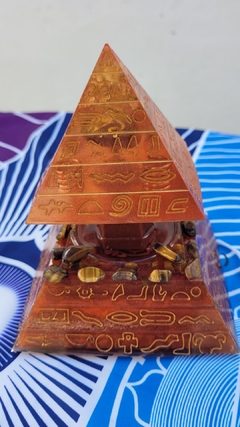 Pirâmide de orgonite motivos egípcios 15,5cm - poder pessoal na internet