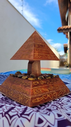 Pirâmide de orgonite motivos egípcios 15,5cm - poder pessoal