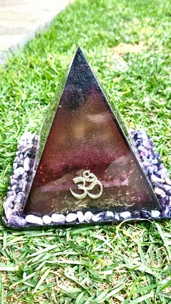 Composição Pirâmide de orgonite com base retangular - Meditação e relaxamento - loja online