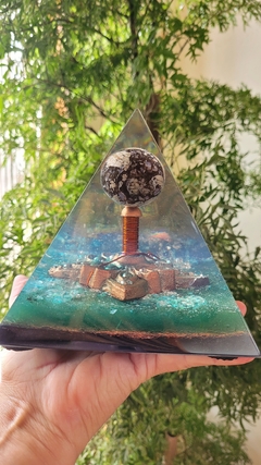 Pirâmide de orgonite 14,5cm - amor próprio, cura e renovação - comprar online