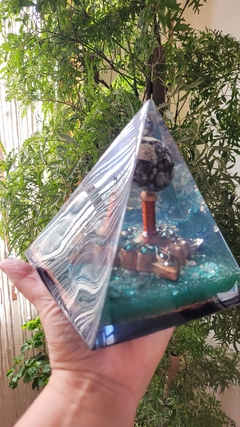 Pirâmide de orgonite 14,5cm - amor próprio, cura e renovação na internet