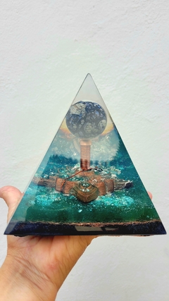 Pirâmide de orgonite 14,5cm - amor próprio, cura e renovação - Orgonites e loja de artigos esotéricos