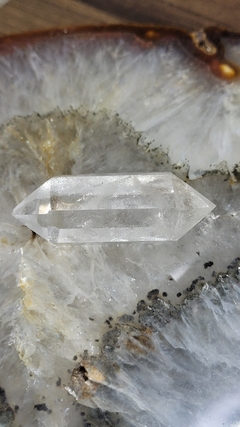 Cristal de quartzo biterminado 23g, 4,8cm com arco íris - Orgonites e loja de artigos esotéricos