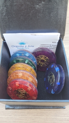 Kit de orgonites dos sete chakras com símbolos em metal dourados, pedras e cores correspondentes - comprar online