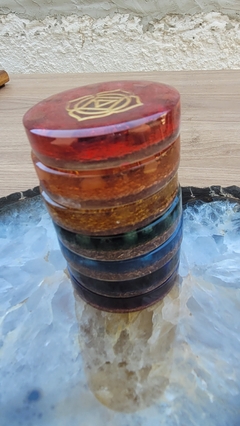 Kit de orgonites dos sete chakras com símbolos em metal dourados, pedras e cores correspondentes