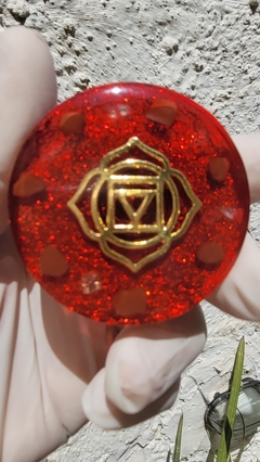 Kit de orgonites dos sete chakras com símbolos em metal dourados, pedras e cores correspondentes na internet