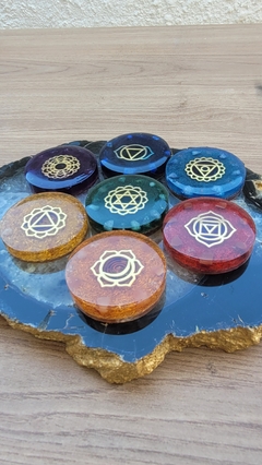 Kit de orgonites dos sete chakras com símbolos em metal dourados, pedras e cores correspondentes - Orgonites e loja de artigos esotéricos