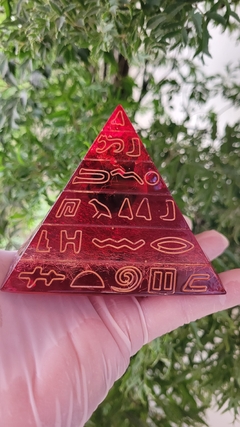 Pirâmide de orgonite motivos egípcios (8,5x7,5)cm - ousadia e tomada de decisões