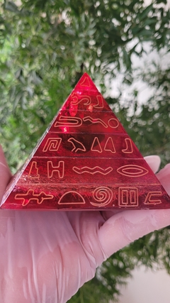 Pirâmide de orgonite motivos egípcios (8,5x7,5)cm - ousadia e tomada de decisões - Orgonites e loja de artigos esotéricos