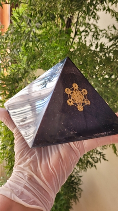 Pirâmide de orgonite (13x13x9)cm - Proteção energética - comprar online