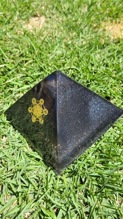 Pirâmide de orgonite (13x13x9)cm - Proteção energética - comprar online