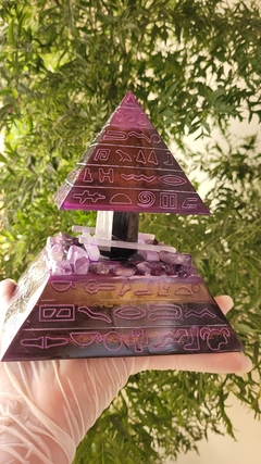 Pirâmide de orgonite motivos egípcios (15x13)cm - conexão e espiritualidade - comprar online