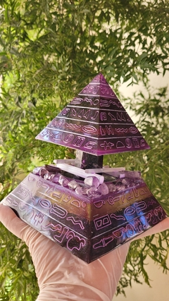 Pirâmide de orgonite motivos egípcios (15x13)cm - conexão e espiritualidade na internet