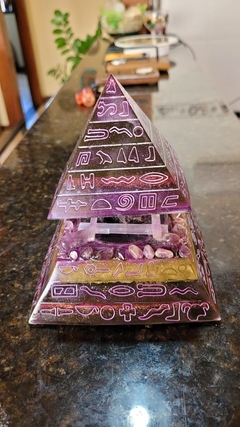 Pirâmide de orgonite motivos egípcios (15x13)cm - conexão e espiritualidade - loja online