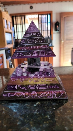 Pirâmide de orgonite motivos egípcios (15x13)cm - conexão e espiritualidade