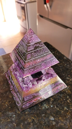 Pirâmide de orgonite motivos egípcios (15x13)cm - conexão e espiritualidade - comprar online