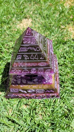 Pirâmide de orgonite motivos egípcios (15x13)cm - conexão e espiritualidade - Orgonites e loja de artigos esotéricos