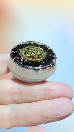 Imagem do Orgonite popsocket suporte celular com turmalina negra e Pentagrama com espiral SBb