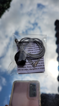 Pingente de ônix com colar de couro sintético - Determinação e Foco na internet