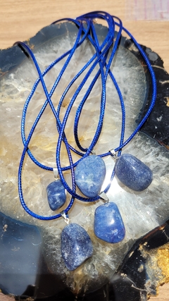 Pingente de quartzo azul com colar de couro sintético - Comunicação clara e Serenidade - comprar online