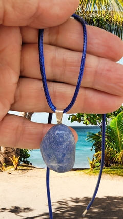 Pingente de quartzo azul com colar de couro sintético - Comunicação clara e Serenidade