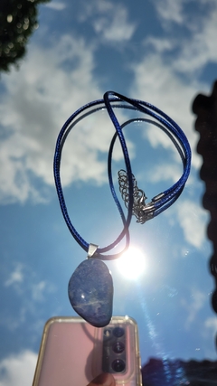Pingente de quartzo azul com colar de couro sintético - Comunicação clara e Serenidade na internet