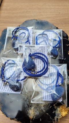 Pingente de quartzo azul com colar de couro sintético - Comunicação clara e Serenidade - Orgonites e loja de artigos esotéricos