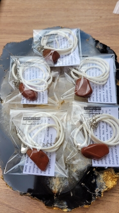 Pingente de jaspe vermelho com colar de couro sintético - Energia estabilizada - loja online