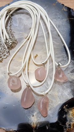 Pingente de quartzo rosa com colar de couro sintético - Amor na internet
