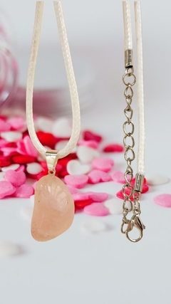 Pingente de quartzo rosa com colar de couro sintético - Amor - comprar online