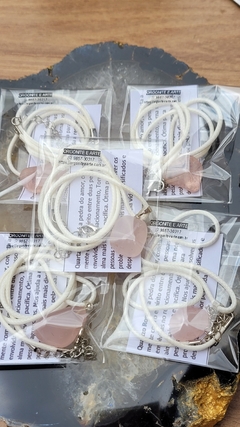 Pingente de quartzo rosa com colar de couro sintético - Amor - loja online