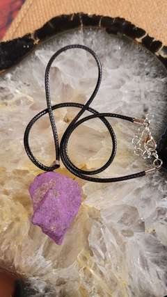 Pingente de purpurita com colar de couro sintético - Transmutação e limpeza - comprar online