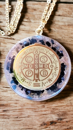 Pingente de orgonite medalha de São Bento Dourada 3,5cm - Proteção - Orgonites e loja de artigos esotéricos