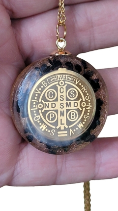 Pingente de orgonite medalha de São Bento Dourada 3,5cm - Proteção - comprar online