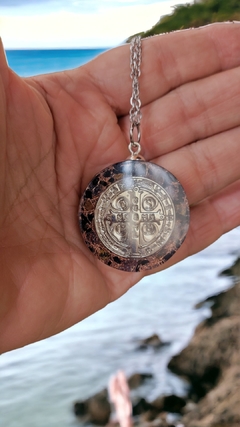 Pingente de orgonite medalha de São Bento 3,5cm - Escudo protetor - comprar online
