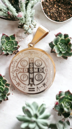 Medalha de São Bento dourada em aço cirúrgico 316L - Orgonites e loja de artigos esotéricos
