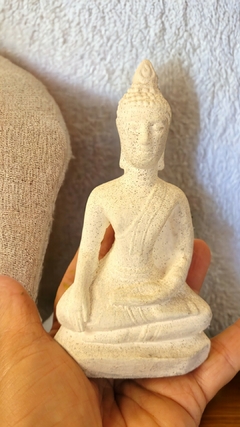 Estatueta Buda Sidarta Mudra Abhaya 12cm arenito branco- resina - comprar online