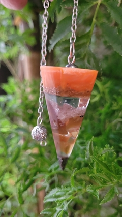 Pêndulo de orgonite hexagonal 5cm com cornalina e pingente bolinha - Criatividade - comprar online