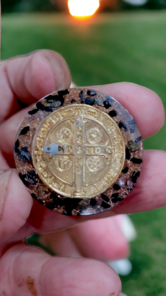 Orgonite de bolso 3,4cm Medalha de São Bento - proteção
