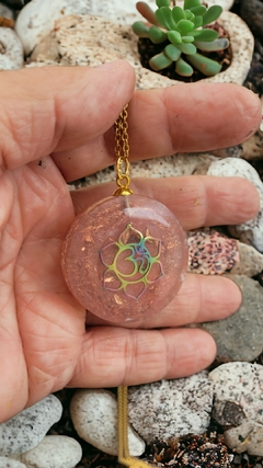 Pingente de orgonite Om na flor de lótus 3,7cm - quartzo rosa - corrente de aço dourada - comprar online