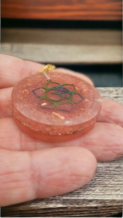 Pingente de orgonite Om na flor de lótus 3,7cm - quartzo rosa - corrente de aço dourada na internet
