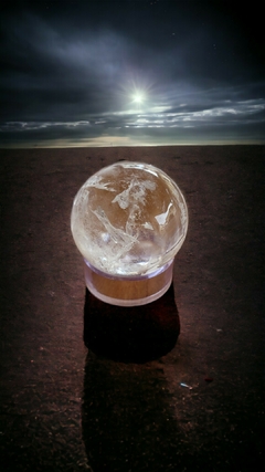 Bola de cristal de quartzo 3,5 à 3,9cm - 60 à 78g - com suporte de resina