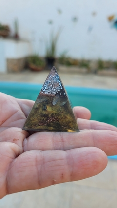 Mini pirâmide de orgonite com quartzo incolor 3,7cm - purificadora