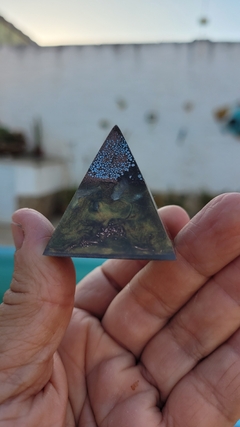 Mini pirâmide de orgonite com quartzo incolor 3,7cm - purificadora - comprar online