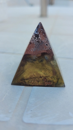 Mini pirâmide de orgonite com quartzo incolor 3,7cm - purificadora na internet