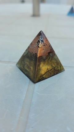 Mini pirâmide de orgonite com quartzo incolor 3,7cm - purificadora - Orgonites e loja de artigos esotéricos